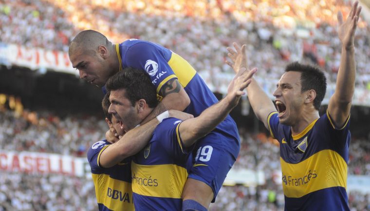 Sánchez Miño, a la derecha, celebrando el gol de Gigliotti en el Monumental.
