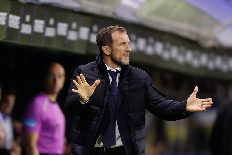 El Vasco Arruabarrena tiene previsto sumar un jugador de jerarquía para reforzar la defensa. El Vasco Arruabarrena tiene previsto sumar un jugador de jerarquía para reforzar la defensa. 