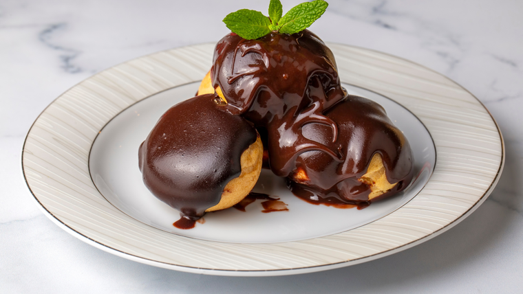 La receta de profiteroles rellenos con crema pastelera utiliza masa choux, la misma base que se usa para los éclairs. La receta de profiteroles rellenos con crema pastelera utiliza masa choux, la misma base que se usa para los éclairs.