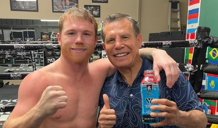 Julio César Chávez y Canelo Álvarez son el antes y el después del boxeo mexicano. Foto: Twitter @Jcchavez115