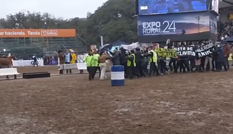 Los manifestantes fueron retirados por el equipo de seguridad de La Rural Foto: Captura de video