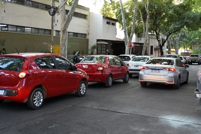 MDZol | Doble fila y balizas, el combo recurrente de las arterias aledañas a las escuelas. Foto: ALF PONCE MERCADO / MDZ