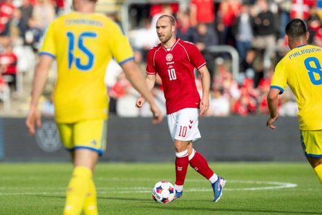 Christian Eriksen, minutos antes de su colapso en el amistoso de Dinamarca ante Ucrania. Christian Eriksen, minutos antes de su colapso en el amistoso de Dinamarca ante Ucrania.