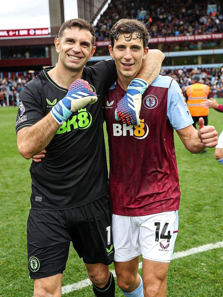 Dibu Martínez y su compañero, el español Pau Torres: piezas fundamentales del Aston Villa