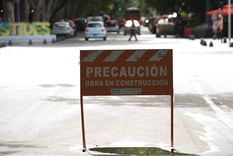 Un caño maestro roto dejó sin agua a un amplio sector del microcentro y Aysam trabaja para restablecer el servicio mientras comercios ajustan su rutina.