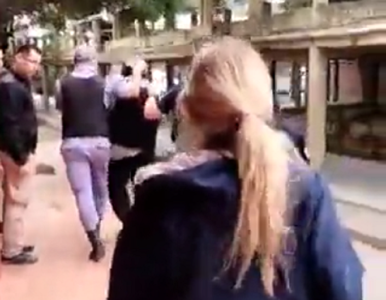 El momento del traslado de Emerenciano Sena a un hospital Foto: Captura de video.