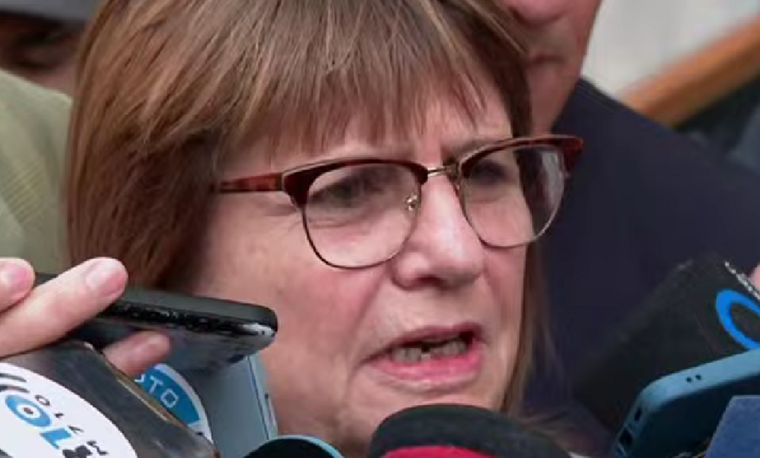 Patricia Bullrich dialogó con la prensa fuera del Congreso.