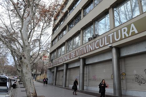 En las oficinas mendocinas del INV aseguraron que conocieron los cambios que introduciría el DNU a través de las publicaciones en los medios. En las oficinas mendocinas del INV aseguraron que conocieron los cambios que introduciría el DNU a través de las publicaciones en los medios.