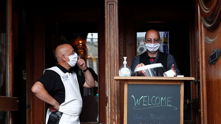 Camareros con mascarilla en un bar de Bruselas (Bélgica), el 8 de junio de 2020.