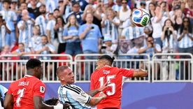 Alexis Mac Allister ya se elevó entre Embolo y Sow para meter el cabezazo perfecto para el 1-0 de la Selección argentina ante Suiza.