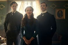 Enola, la hermana menor de los Holmes, ha pasado su infancia aprendiendo jiu jitsu, química, literatura y el desciframiento de anagramas, todos estudios poco convencionales para las jóvenes de la época victoriana.