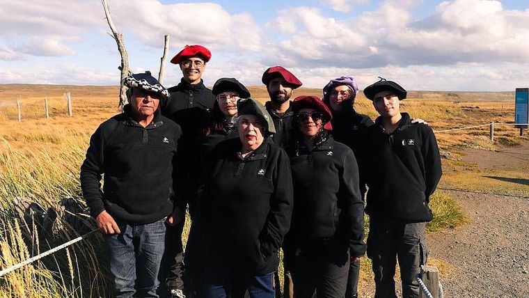 Durán Gafo (centro) con miembros del equipo de la reserva, que incluye biólogos, veterinarios y expertos en ecoturismo.