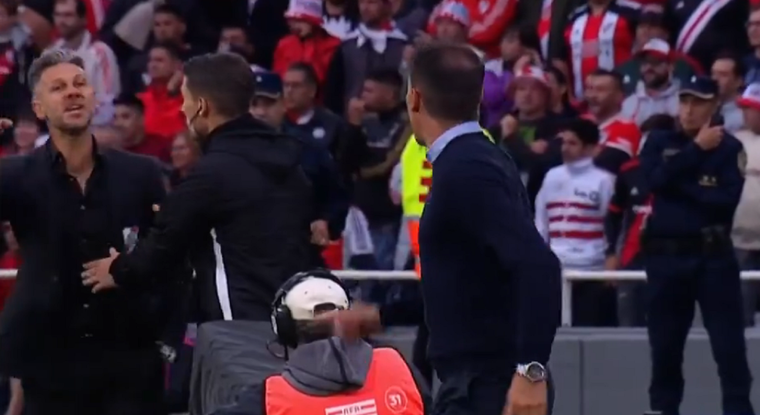 Los técnicos se cruzaron en medio del partido.