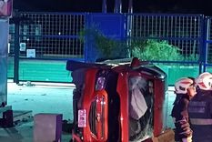 Chocaron con un boulevard, un banco y un poste de luz y volcaron en Puerto Madero Foto: NA