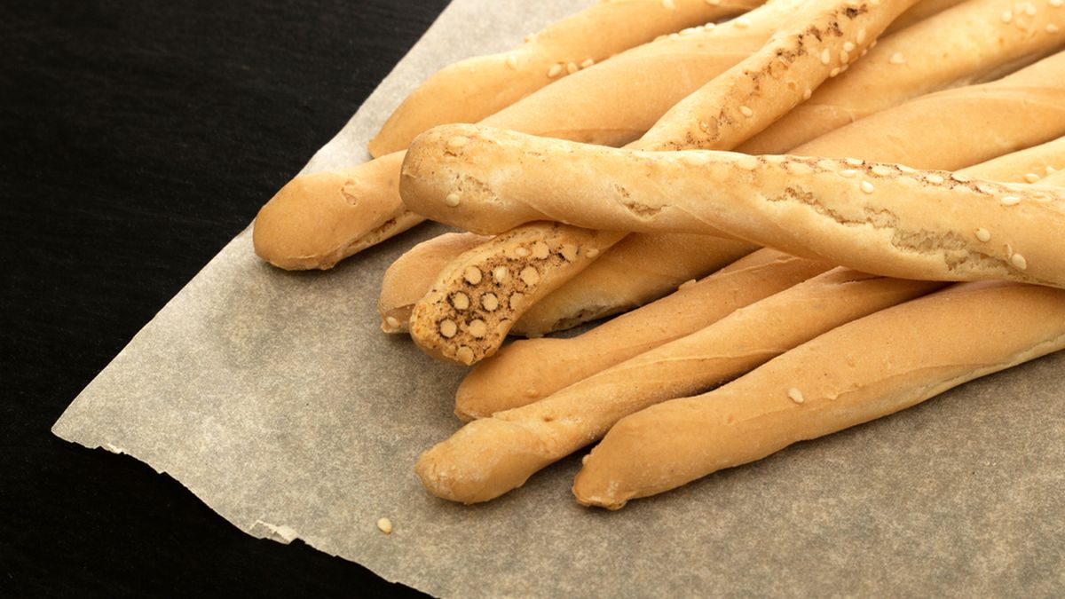 Receta de palitos de pan grisines: el snack crujiente que siempre conquista.