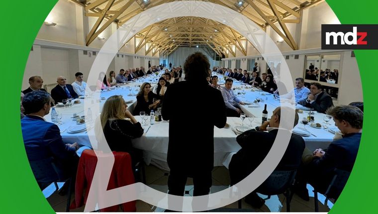 Javier Milei encabezó un asado que organizó para los 87 héroes que le salvaron el veto a la ley de jubilaciones. Foto: MDZ