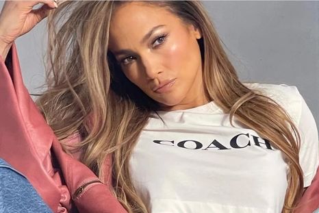 Jennifer Lopez destaca con looks formales y descontracturados. Foto: Instagram @jlo
