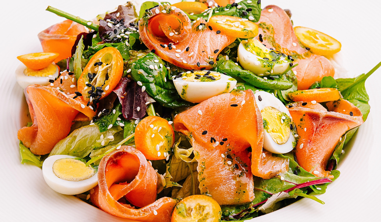 Ensalada verde con salmón la receta fresca ideal para el verano