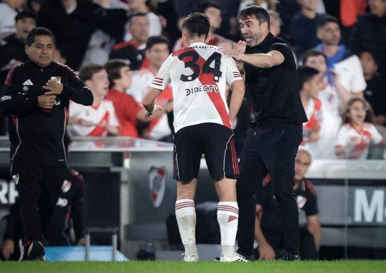 El Chacho Coudet salió con ,os tapones de punta a la conferencia de prensa.