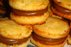 Endulzá tus meriendas con esta receta de alfajores de coco rellenos con dulce de leche.