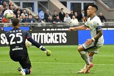 El goleador ex Racing definió como los dioses ante el achique del aquero del Cagliari Foto: EFE