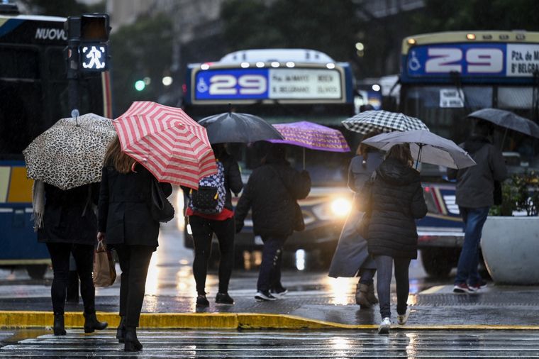 La lluvia hizo que la vuelta a casa sea bajo el agua Foto: Télam