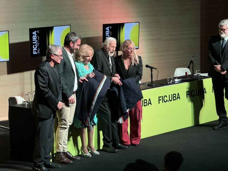 Mirtha Legrand y Hector Olivera recibieron el Doctor Honoris Causa. Foto: Gabriel Sotelo
