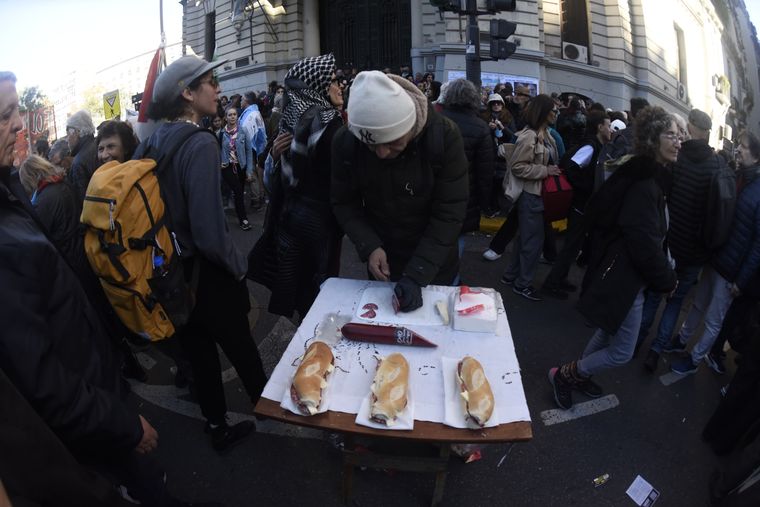 Decenas de parrillas coparon el centro porteño. Foto MDZ