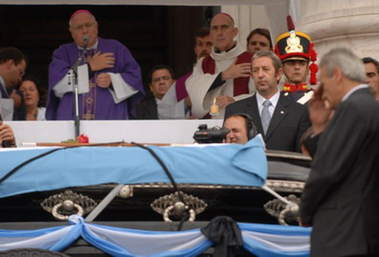 Cobos al despedir los restos de Alfonsín. Foto: Nacho Gaffuri/MDZ