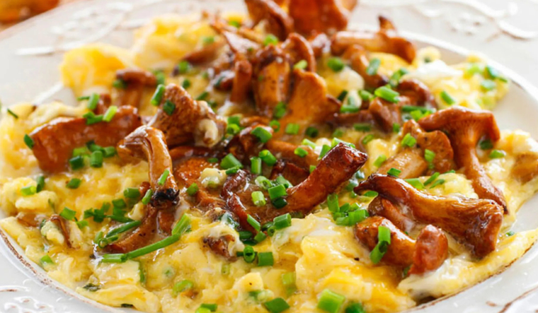 Aunque parece sencilla, una buena receta de revuelto depende en gran medida del control del fuego para lograr una textura cremosa perfecta. Aunque parece sencilla, una buena receta de revuelto depende en gran medida del control del fuego para lograr una textura cremosa perfecta.