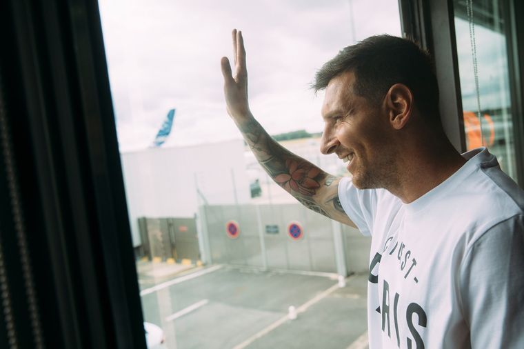 Messi aterrizó en el aeropuerto Le Bourguet y fue recibido por una multitud Foto: PSG