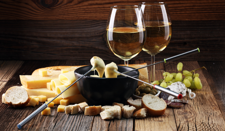 Encuentra la felicidad en cada bocado: fondue de queso que deleita Foto: Shutterstock