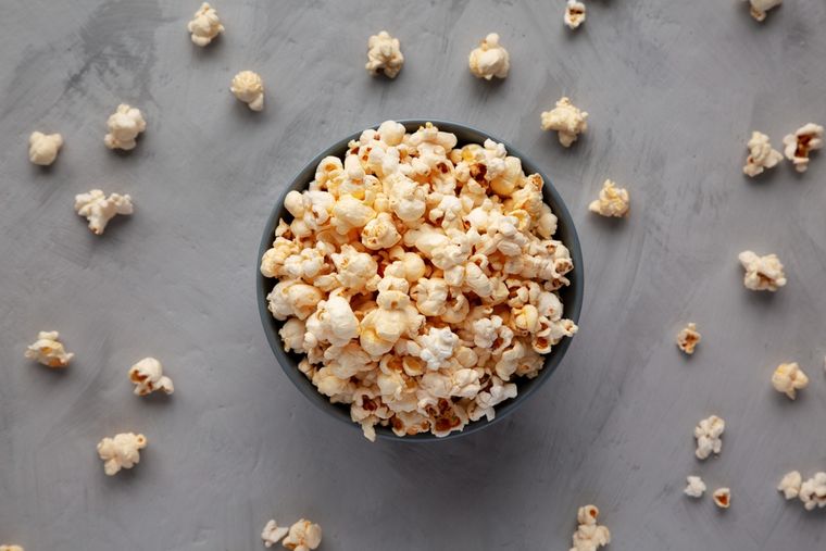 Una receta clásica de palomitas dulces puede convertirse fácilmente en palomitas caramelizadas con solo variar el tiempo de cocción. Una receta clásica de palomitas dulces puede convertirse fácilmente en palomitas caramelizadas con solo variar el tiempo de cocción.