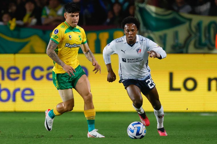 Defensa y Justicia recibe a Liga de Quito en busca del milagro Foto: EFE