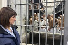 Los presos frente a la funcionaria argentina, en medio de la recorrida Foto: Ministerio de Seguridad