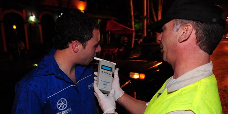 Policía haciendo un control de consumo de alcohol. Foto: Prensa
