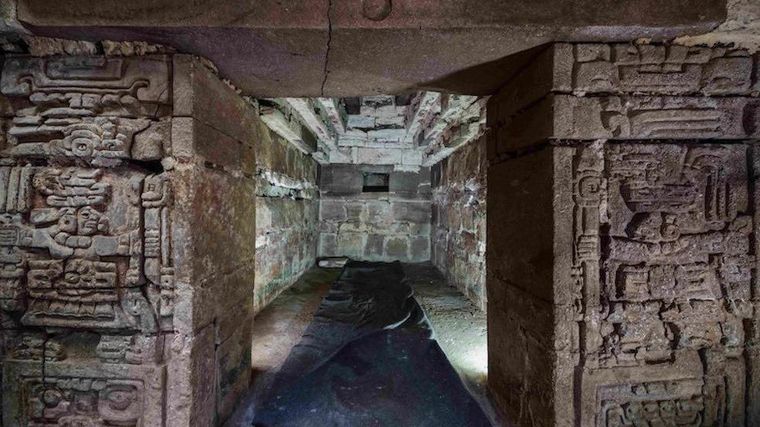 La antecámara y la cámara están adornadas con elementos finamente tallados.