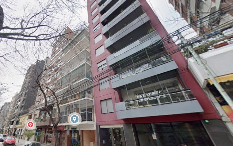 Las llamas se originaron en una unidad del segundo piso de un edificio de ocho plantas.