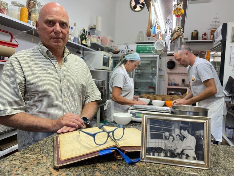 Luis Pastene junto a la foto de sus padres preparando la receta familiar del pan dulce. Detrás, su señora Sandra y su hijo Pablo, en la primera horneada de la temporada navideña. Foto: Renata Tórtolo / IG @renatatortoloph