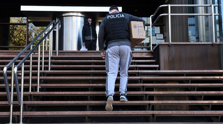 Ayer hubo numerosos allanamientos y hasta se requisó el despacho del juez federal Foto: ALF PONCE MERCADO / MDZ