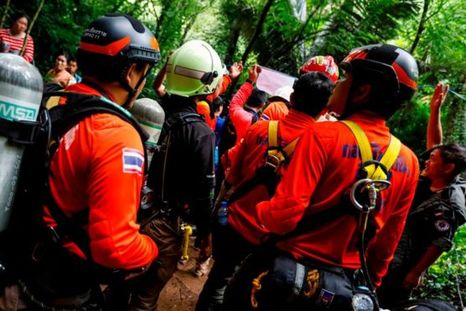La angustiante búsqueda con buzos de un equipo adolescente de fútbol que lleva 3 días atrapado en una cueva en Tailandia