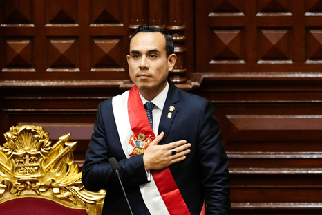 Tras la destitución de Boluarte y conforme a la línea de sucesión establecida en la Constitución, le correspondió a Jerí asumir la jefatura del Estado. Tras la destitución de Boluarte y conforme a la línea de sucesión establecida en la Constitución, le correspondió a Jerí asumir la jefatura del Estado.