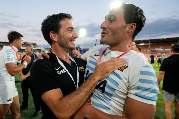 Rodrigo Isgró con Santiago Gómez Cora, el head coach de Los Pumas 7s. Foto: @lospumas7arg