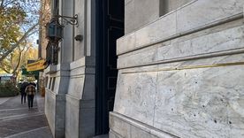 Ya no están los carteles de bronce con la marca del diario. Ya no están los carteles de bronce con la marca del diario.