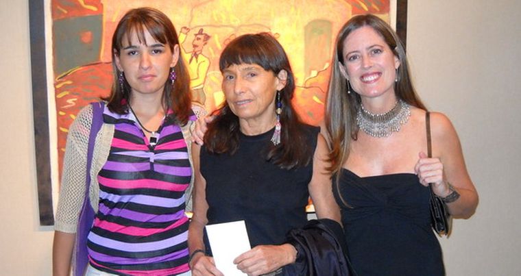 Paula Lavosier, Marita Lavosier -la expositora- y la curadora de la muestra, Cecilia Romera. Foto: Federico Croce / MDZ