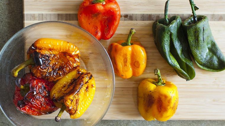 Los chiles asados son una de las delicias que no puedes dejar de comer. Foto: People en Español