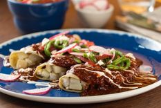 Admira estas sabrosas enchiladas ¡una delicia!