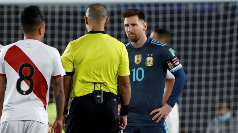 Messi dialoga con Sampaio en pleno partido Foto: EFE