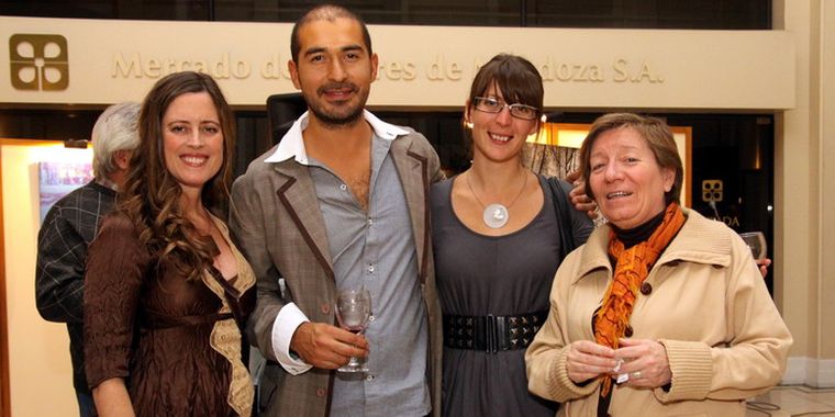 Cecilia Romera, Carlos Escoriza, Claudina Gomensoro y Graciela Distéfano posan sonrientes en la inauguración de la muestra. Foto: Gentileza