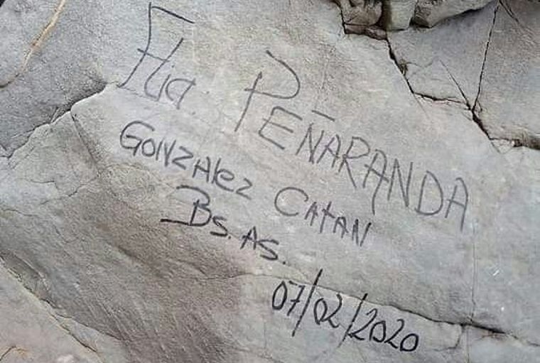 El indeseable grafiti que los Peñaranda dejaron en una piedra de Valle Grande